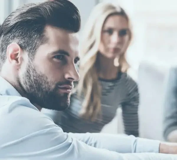 hombre rodeado de compañeros empresarios