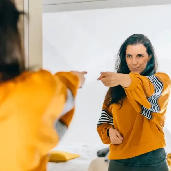 chica en una autoconversación