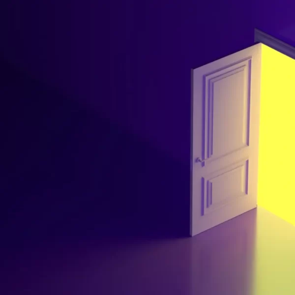 Habitación de color púrpura, con puerta abierta