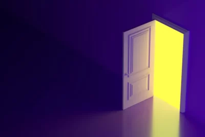 Habitación de color púrpura, con puerta abierta